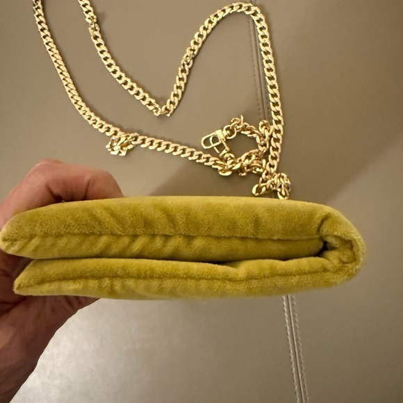 Gucci Limited Edition Green Velvet Extra
Large Sunglasses Case/Pouch with Chain - Picture 8 of 8